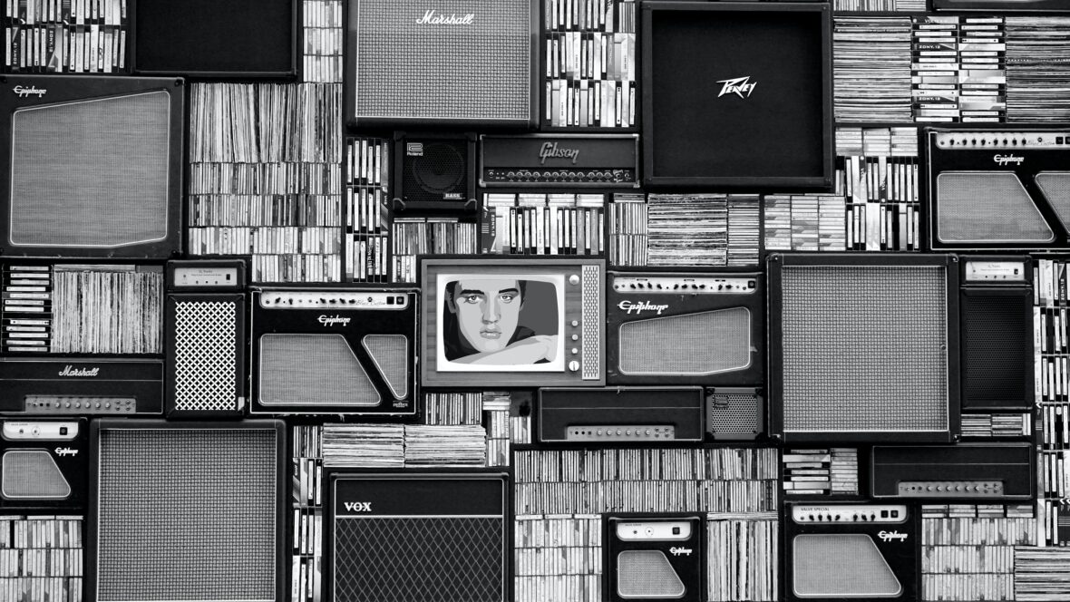 Stor bokhylla med gamla högtalare, ljudkassetter, vinyl- och CD-skivor