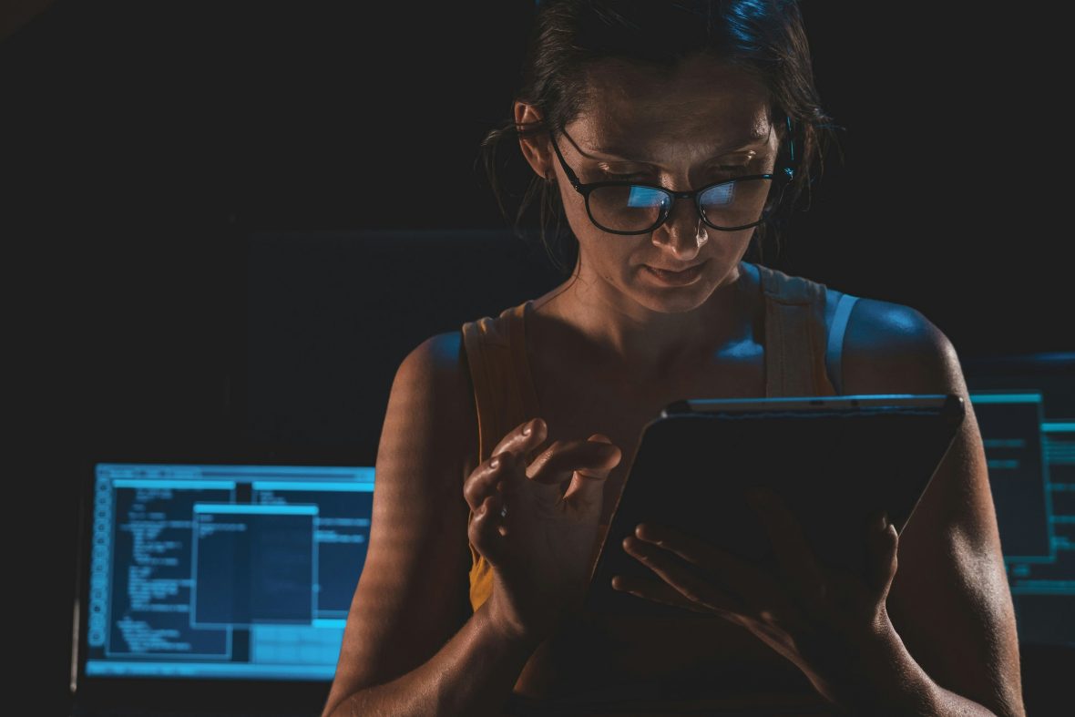 Kvinna arbetar vid dator med fokus på att hantera en cyberincident.