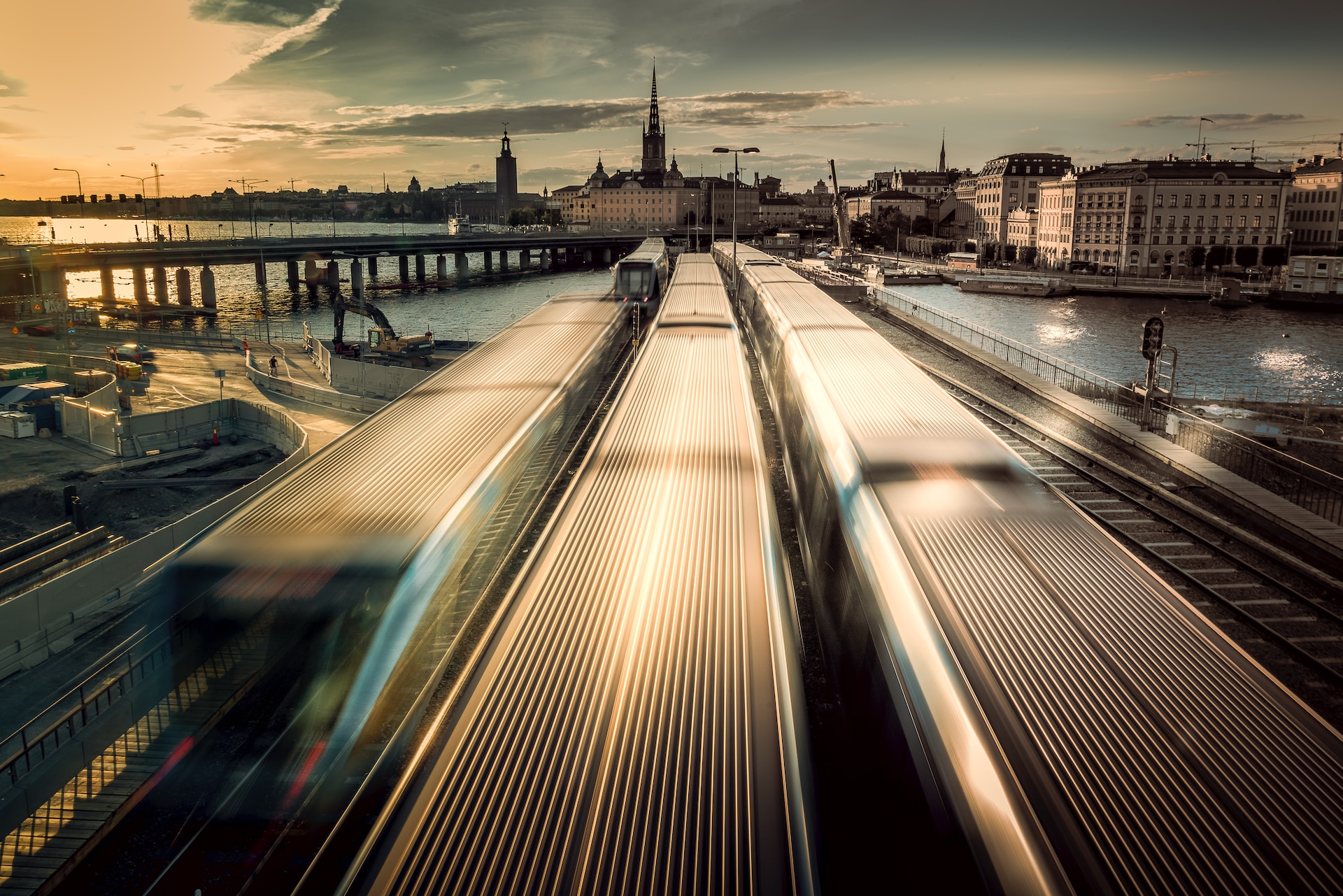 vy över tåg stadshuset och rosenbad i Stockholm
